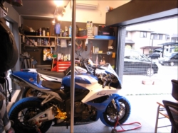 自宅のバイクのガレージ
